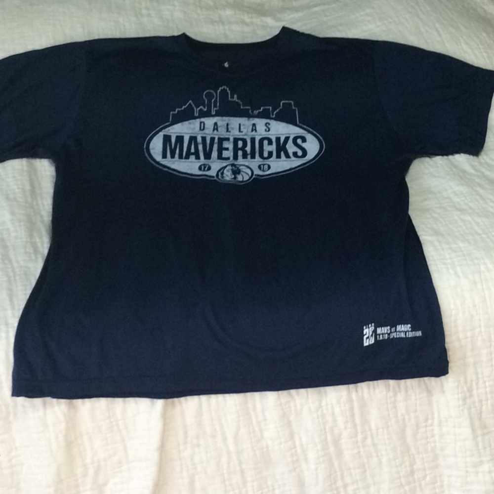Dallas Mavericks Official tee shirt XL Navy blue.  M154